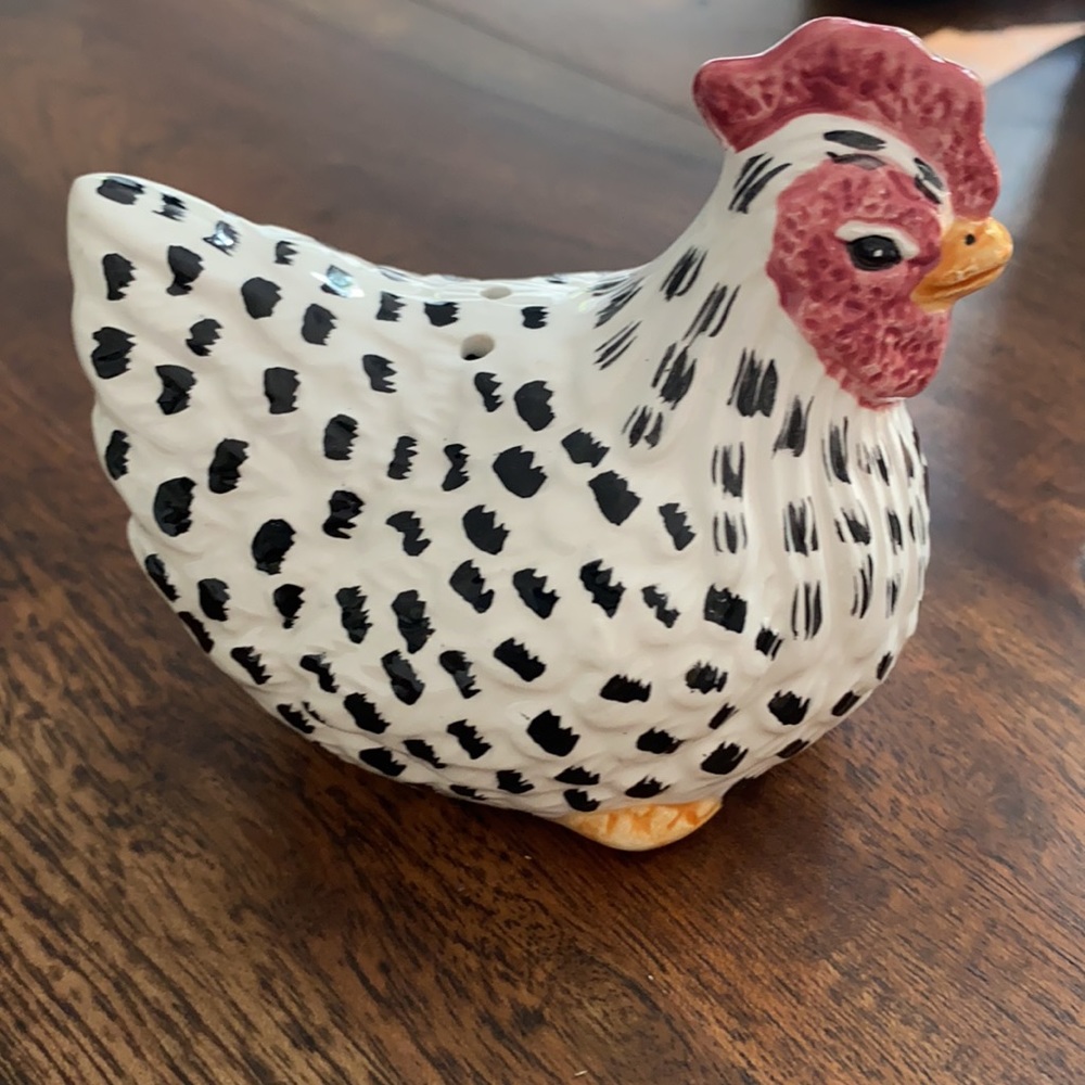Salt and pepper shakers chickens
